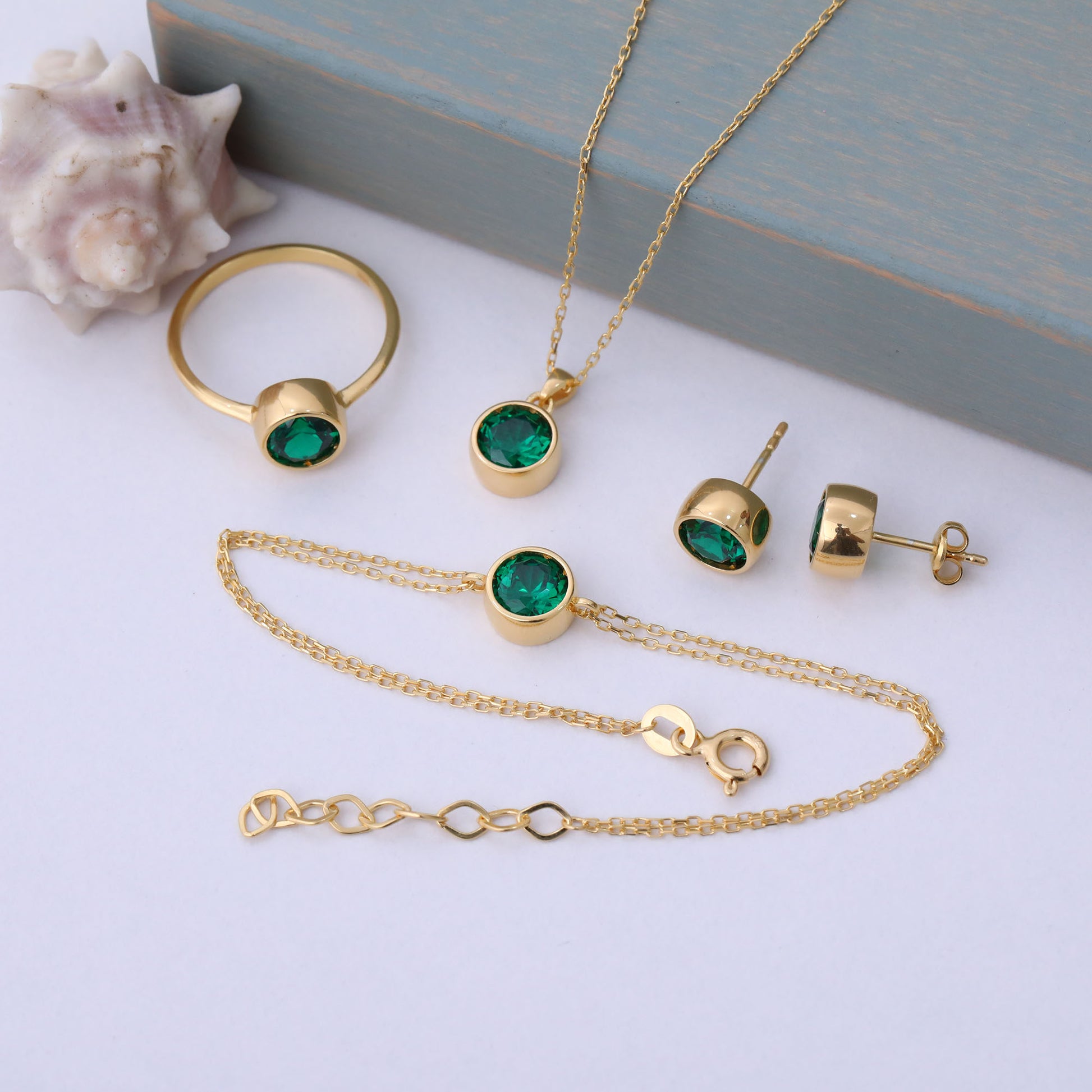 Round Emerald Bezel Ring in 14K Solid Gold | May Birthstone Queen Jewelry Rings